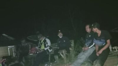 Satgas dan Warga Blokade kawasan konflik gajah. Foto : internet