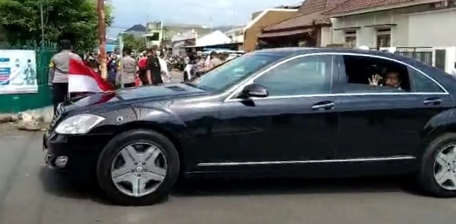 Presiden Jokowi, dalam kunjungannya ke Provinsi Lampung, menggunakan mobil dinas Mercedes-Benz S600 Guard, Kamis (2/9/2021).