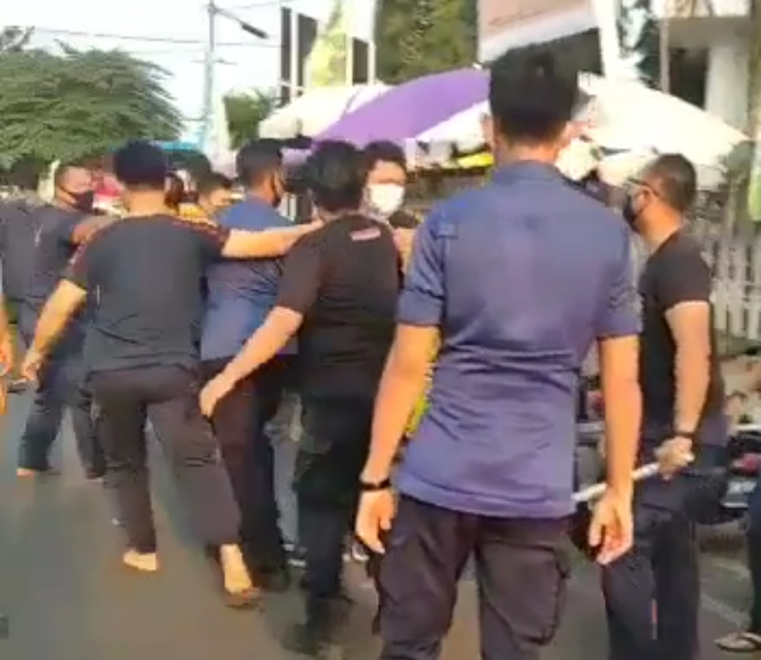BPBD Bandarlampung membawa pedagang kaki lima karena tidak menggunakan masker. Foto : screenshot video amatir