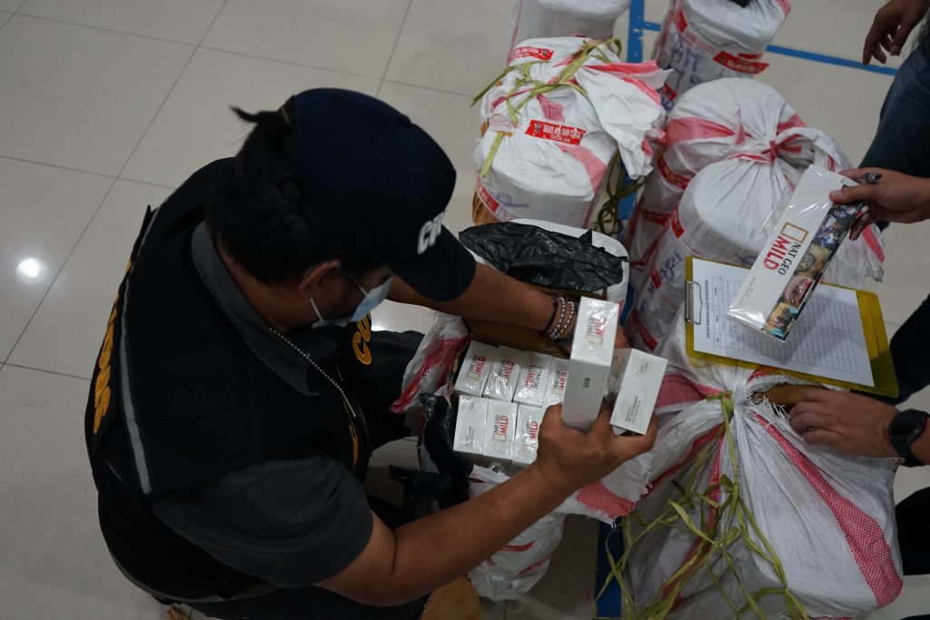 Petugas Bea Cukai sedang memeriksa bungkus rokok ilegal yang tidak memiliki pita. Foto Humas Bea Cukai for referensirakyat.co.id