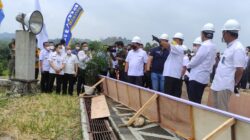 Gubernur Lampung, Arinal Djunaidi memberikan penjelasan tentang destinasi wisata kepada Wamen BUMN. Foto : referensirakyat.co.id