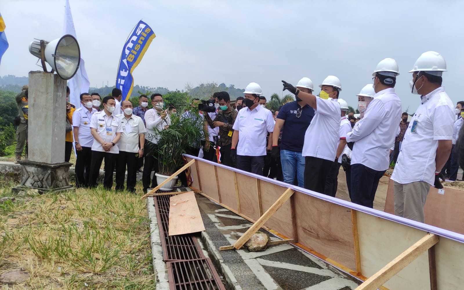 Gubernur Lampung, Arinal Djunaidi memberikan penjelasan tentang destinasi wisata kepada Wamen BUMN. Foto : referensirakyat.co.id