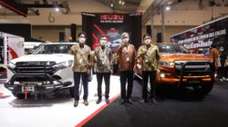 (Kiri) Hiroki Motohashi, Marketing Director CV Jap Ernando Demily, Vice Presiden Director Eisaku Akazawa, President Director Rahmat Samulo, Marketing Director LCV & After Sales Product Support