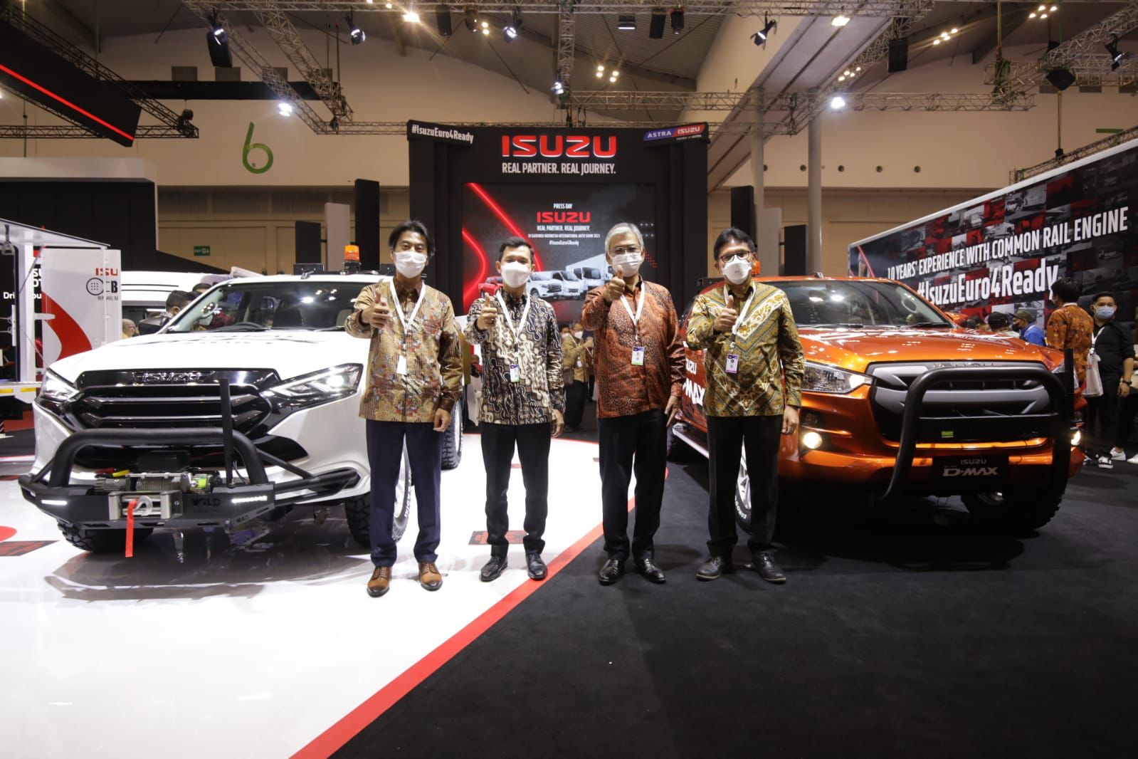 (Kiri) Hiroki Motohashi, Marketing Director CV Jap Ernando Demily, Vice Presiden Director Eisaku Akazawa, President Director Rahmat Samulo, Marketing Director LCV & After Sales Product Support