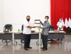 Gubernur Lampung Orang Pertama di Lampung yang Melihat Uang Rupiah Kertas Emisi Tahun 2022