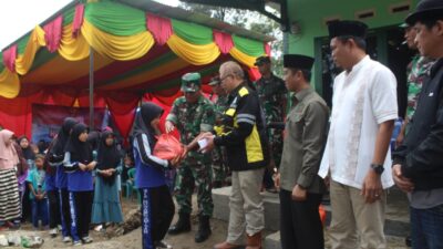 HUT TNI ke-77, Letkol Czi Anthon Wibowo Serahkan Kunci Rumah dan Sembako untuk Anak Yatim Piatu
