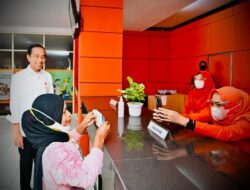 Presiden Jokowi Pantau Langsung Pembagian BLT BBM di Lampung