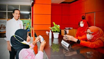 Presiden Jokowi Pantau Langsung Pembagian BLT BBM di Lampung