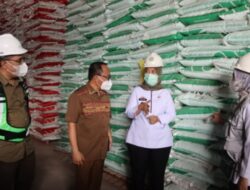 Wagub Chusnunia Melakukan Pengawasan Penyaluran Pupuk di Pelabuhan Peti Kemas Panjang