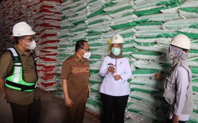 Wagub Chusnunia Melakukan Pengawasan Penyaluran Pupuk di Pelabuhan Peti Kemas Panjang