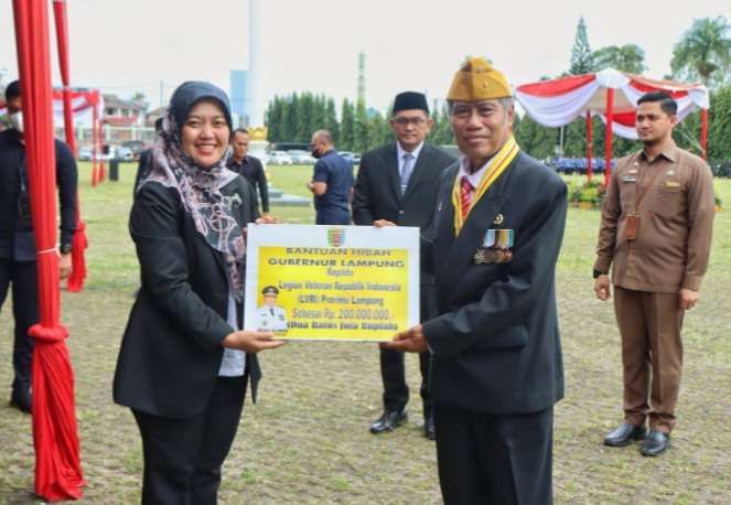 Pemprov Lampung Serahkan Bantuan Hibah Untuk LVRI Pada Moment Peringatan Hari Pahlawan Tahun 2022