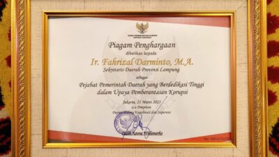 Sekdaprov Lampung Fahrizal Darminto Terima Penghargaan dari KPK RI