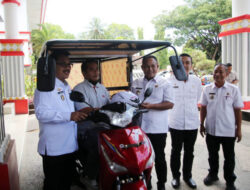 Bupati Lampung Selatan Serahkan Bantuan Kendaraan Roda Tiga kepada Penderita Disabilitas
