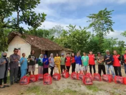 Budhi Condrowati dan Dwinan kembali Santuni Korban Banjir di Tuba Barat