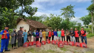 Budhi Condrowati dan Dwinan kembali Santuni Korban Banjir di Tuba Barat