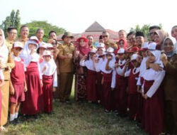 Tumbuhkan Jiwa Petani Sejak Dini, Bupati Lampung Selatan Ajak Anak SDN 3 Way Urang Tanam Bawang dan Cabai