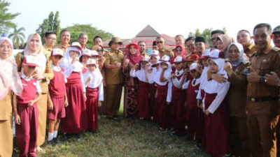 Tumbuhkan Jiwa Petani Sejak Dini, Bupati Lampung Selatan Ajak Anak SDN 3 Way Urang Tanam Bawang dan Cabai