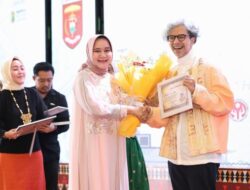 Ibu Riana Sari Arinal Gandeng Perancang Busana Nasional Didiet Maulana Meriahkan Lampung Craft