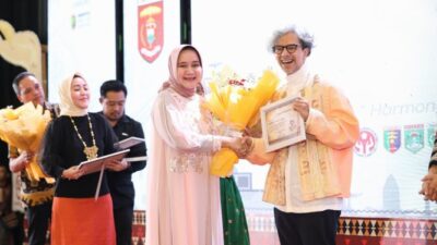 Ibu Riana Sari Arinal Gandeng Perancang Busana Nasional Didiet Maulana Meriahkan Lampung Craft