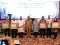 Wakili Gubernur Lampung, Sekdaprov Terima Penghargaan BKM Award 2023