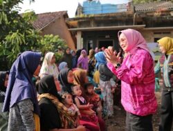 Ibu Riana Sari Arinal Beri Bantuan Sembako Program Siger