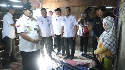 Gubernur Arinal Beri Bantuan Kursi Roda Kepada Warga Disabilitas dan Lansia di Kecamatan Ulu Belu Tanggamus