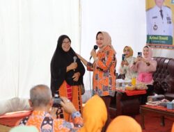 Peringati HANI, Ketua LKKS Riana Sari Arinal Bagikan Ratusan Paket Sembako