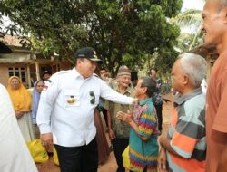 Gubernur Arinal Beri Bantuan Sembako dan Kursi Roda kepada Warga di Raman Utara, Lamtim