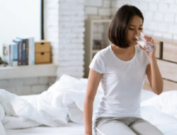 Simak, Manfaat Yang Wajib Kamu Ketahui Untuk Minum Air Hangat Di Pagi Hari