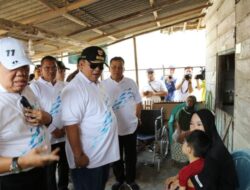 Gubernur Arinal Berikan Bantuan Sembako dan Kursi Roda kepada Masyarakat Labuhan Maringgai Lampung Timur