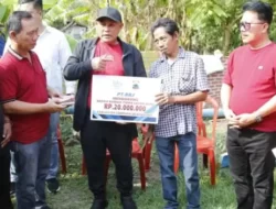 Diiringi Tangis Haru, Warga Desa Kota Guring Menerima Bantuan Dana Bedah Rumah Dari Pemkab Lampung Selatan