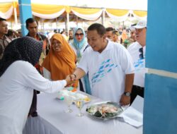 Gubernur Lampung Arinal Djunaidi makan ikan bersama masyarakat dalam acara puncak Hari Ikan Nasional ke-10 Provinsi Lampung, di Labuhan Maringgai, Lampung Timur