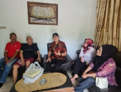 Kepala Dinas Kominfo Lampung Selatan Jenguk Marhadan, Jurnalis Yang Mengidap Penyakit Parkinson Tahun 2024