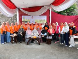 Ibu Riana Sari Arinal Salurkan Bantuan Sembako Program Siger Berbagi kepada Masyarakat Langkapura Bandar Lampung Tahun 2024