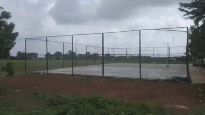 Miskordinasi Pembangunan Lapangan Voli Desa Way Huwi, CV Bumi Waras Lakukan Pembetonan Pagar Area