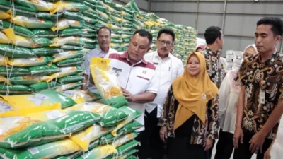 Pastikan Stok Pangan Aman, Bupati Nanang Ermanto Tinjau Gudang Bulog Tahun 2024