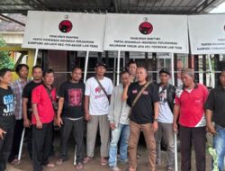 Kader Senior PDIP Mingrum Gumay Berikan Bantuan Plang PAC dan Ranting di Terbanggi Besar Tahun 2024