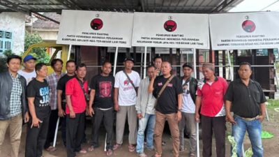 Kader Senior PDIP Mingrum Gumay Berikan Bantuan Plang PAC dan Ranting di Terbanggi Besar Tahun 2024