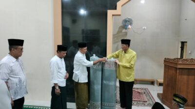 Adi Erlansyah Serahkan Bantuan Ambal untuk Sholat ke Masjid Baitul Muslim Kediri Gading Rejo