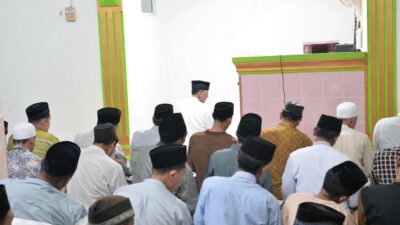 Adi Erlansyah Jadi Imam Sholat Taraweh Serta Serahkan Bantuan Ambal dan Sarung