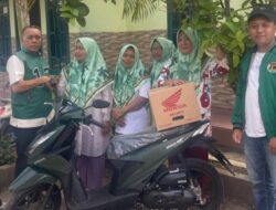 Supriyanto Berikan 1 Unit Sepeda Motor dari DPP untuk Warga Negeri Katon