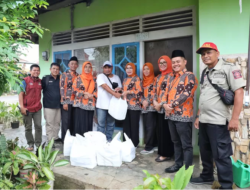 Ketua Lembaga Koordinasi Kesejahteraan Sosial (LKKS) Provinsi Lampung, Riana Sari Arinal melepas anggota LKKS Provinsi Lampung untuk membagikan Paket makanan untuk berbuka Puasa Tahun 2024