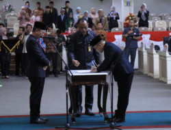 Sekdaprov Fahrizal Serahkan LKPJ Kepala Daerah Tahun 2023 kepada Ketua DPRD Lampung Mingrum Gumay dalam Rapat Paripurna Istimewa DPRD Tahun 2024