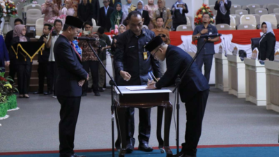 Sekdaprov Fahrizal Serahkan LKPJ Kepala Daerah Tahun 2023 kepada Ketua DPRD Lampung Mingrum Gumay dalam Rapat Paripurna Istimewa DPRD Tahun 2024