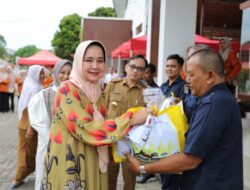 Ibu Riana Sari Arinal Bersama Dharma Wanita Persatuan Disparekraf dan Dinas ESDM Gelar Gerakan “Beli dan Bagi” di Halaman Dekranasda Lampung Tahun 2024