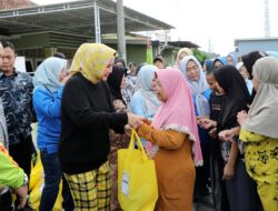 Ibu Riana Sari Arinal Berikan Bantuan Sembako Program Siger kepada Warga Terdampak Banjir di Kampung Tanjung Jati, Teluk Betung Barat, Bandarlampung Tahun 2024