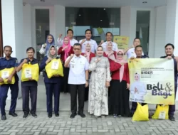 Ibu Riana Sari Arinal bersama Dharma Wanita Persatuan BPSDM dan Disperkim Cipta Karya Provinsi Lampung Gelar Gerakan “Beli dan Bagi” di Halaman Dekranasda Lampung Tahun 2024