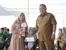 Gubernur Arinal Serahkan Hadiah Pemenang Lomba Ramadan Kareem 1445 H Piala Gubernur yang Digelar Radar Lampung Bekerja Sama dengan Pemprov Lampung Tahun 2024