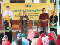 Ibu Riana Sari Arinal Bagikan Takjil kepada Komunitas Disabilitas Sensorik Netra di SLB Bina Insani, Gedong Meneng, Bandar Lampung Tahun 2024
