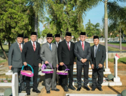 Sekdaprov Fahrizal Jadi Inspektur Upacara pada Ziarah Makam dan Tabur Bunga dalam Rangka HUT Provinsi Lampung ke-60 adi TMP Bandar Lampung Tahun 2024